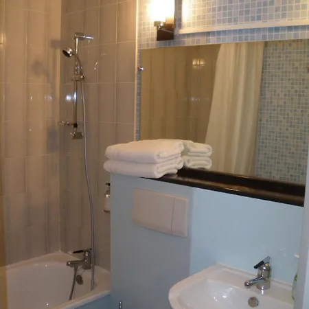 Hotel Contact 2*