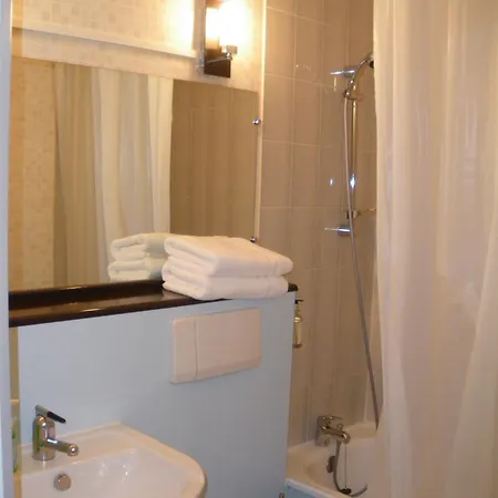 Hotel Contact 2*