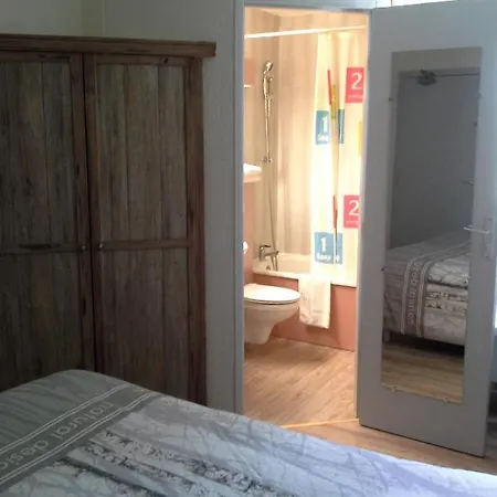 Hotel Contact 2*